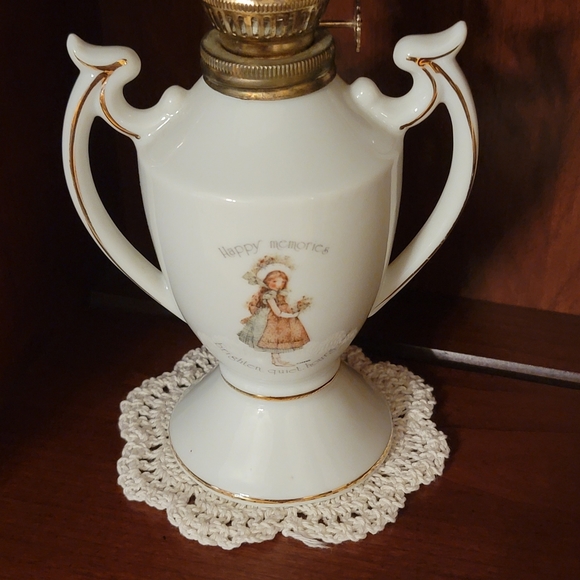 HOLLY HOBBIE® ♡ 1970's Mint Condition Genuine Porcelain Miniature Oil Lamp - Picture 3 of 13